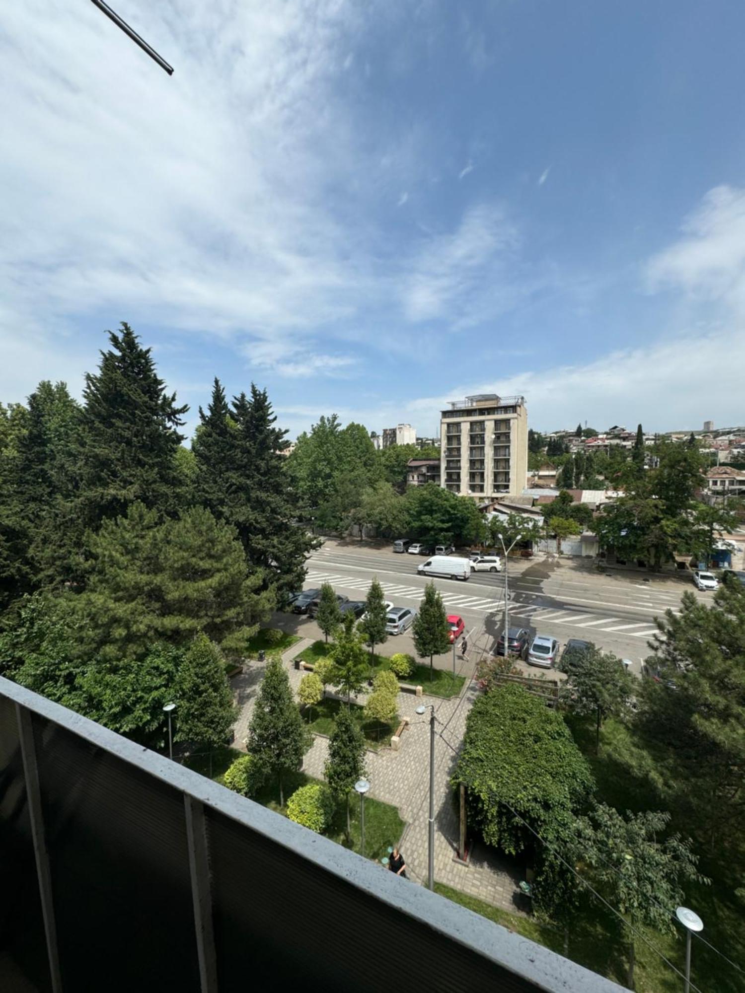 Cozy Apartment With Balcony Tbilisi Exterior photo